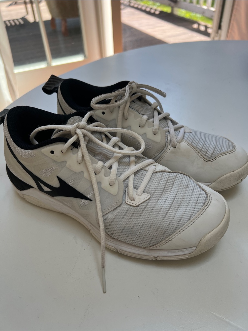 Mizuno Women's Wave Supersonic 2 Volleyball Shoe (size US 8)
